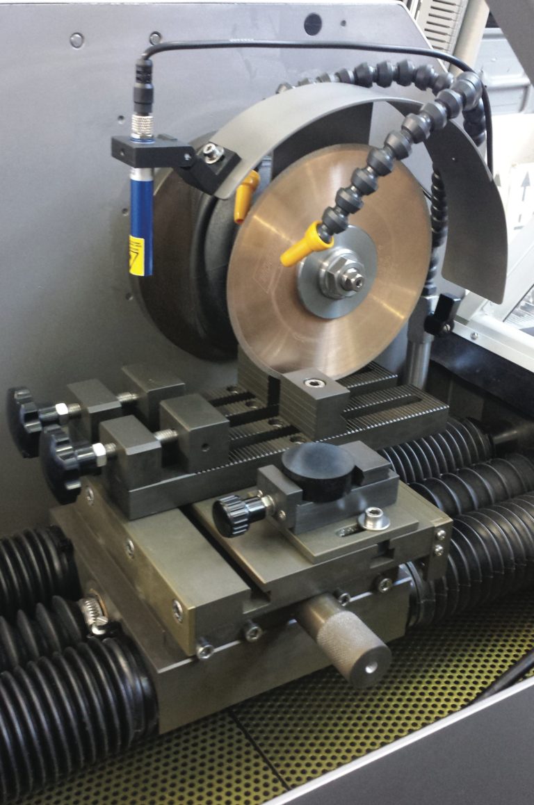 Precision metallographic cutting machines